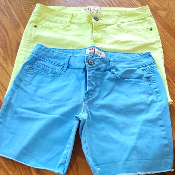 Shorts - Picture 2 of 5